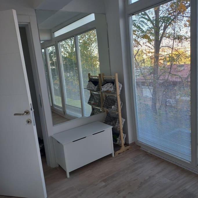 Lovely 1- Bedroom Condo Close To Downtown Skopje Exterior photo