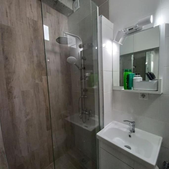 Lovely 1- Bedroom Condo Close To Downtown Skopje Exterior photo