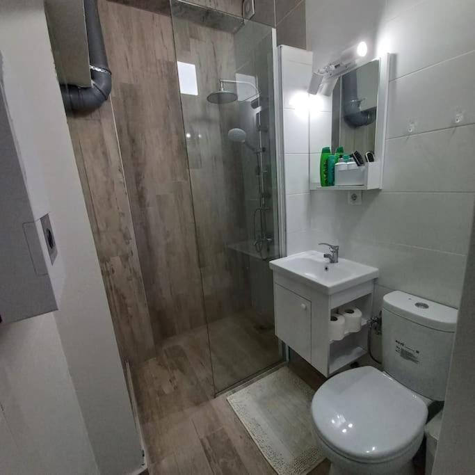 Lovely 1- Bedroom Condo Close To Downtown Skopje Exterior photo